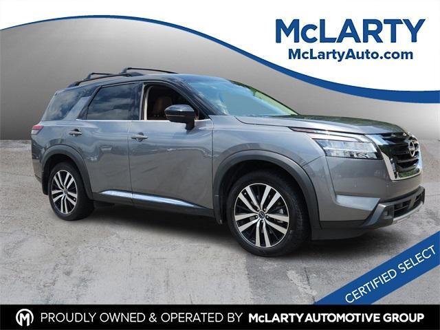 Photo of 2023 2 Tone Gun / Black Roof Nissan Pathfinder