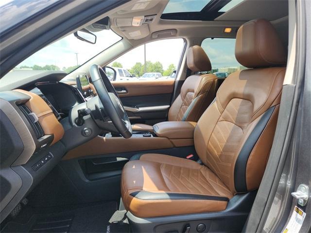 Photo of 2023 2 Tone Gun / Black Roof Nissan Pathfinder