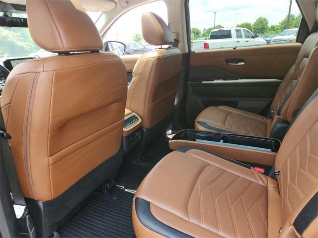 Photo of 2023 2 Tone Gun / Black Roof Nissan Pathfinder