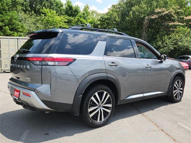 Photo of 2023 2 Tone Gun / Black Roof Nissan Pathfinder