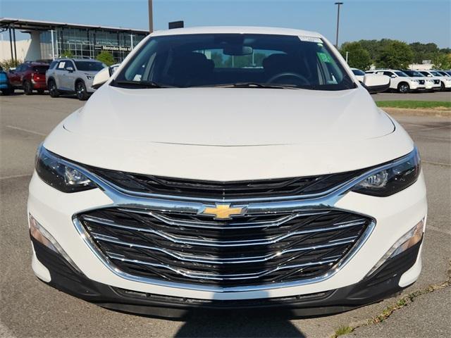 Photo of 2025 Summit White Chevrolet Malibu