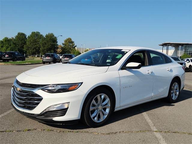 Photo of 2025 Summit White Chevrolet Malibu