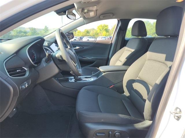 Photo of 2025 Summit White Chevrolet Malibu
