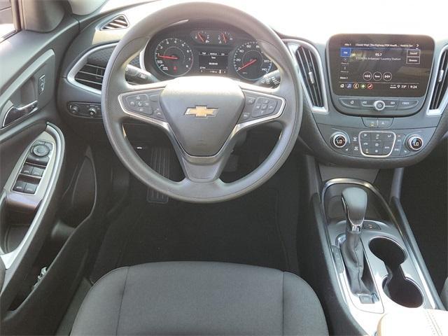 Photo of 2025 Summit White Chevrolet Malibu