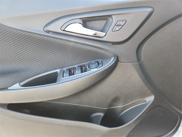 Photo of 2025 Summit White Chevrolet Malibu
