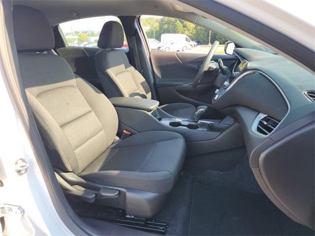 Photo of 2025 Summit White Chevrolet Malibu