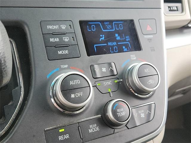 Photo of 2015 Gold Toyota Sienna