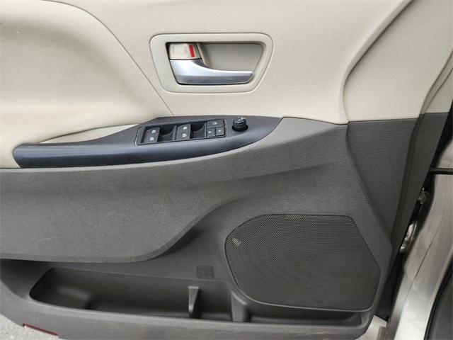 Photo of 2015 Gold Toyota Sienna
