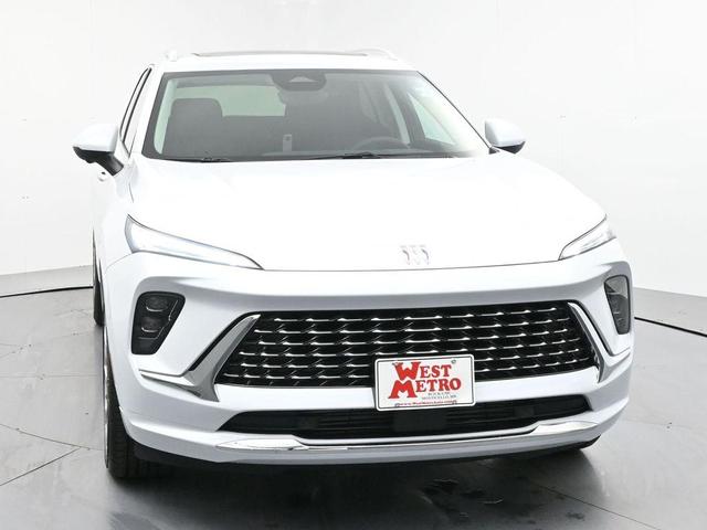 Photo of 2025 Iridescent White Tricoat Buick Envision