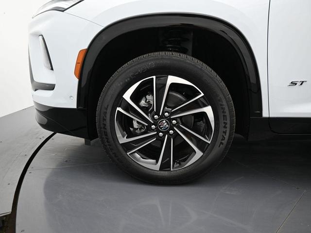 Photo of 2026 iridescent white tricoat Buick Enclave