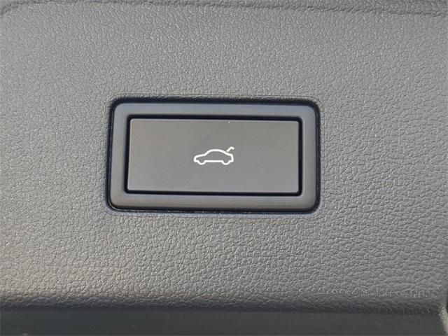 Photo of 2025 Opal White Pearl Volkswagen Atlas
