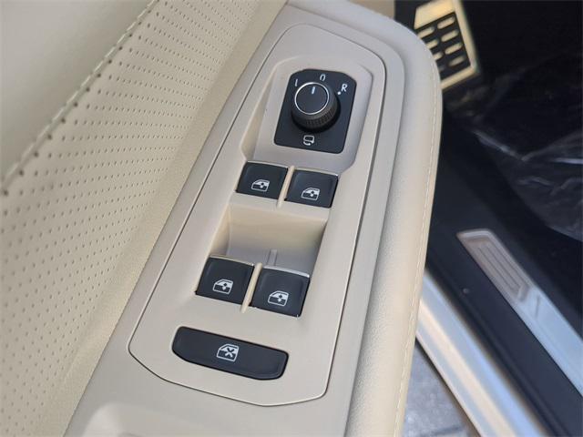 Photo of 2025 Opal White Pearl Volkswagen Atlas