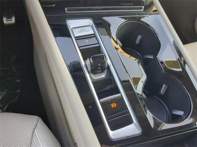 Photo of 2025 Opal White Pearl Volkswagen Atlas