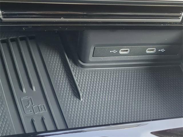 Photo of 2025 Opal White Pearl Volkswagen Atlas