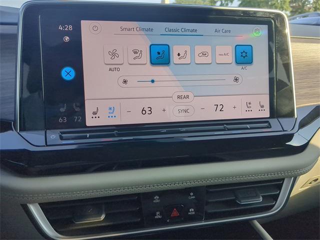 Photo of 2025 Opal White Pearl Volkswagen Atlas