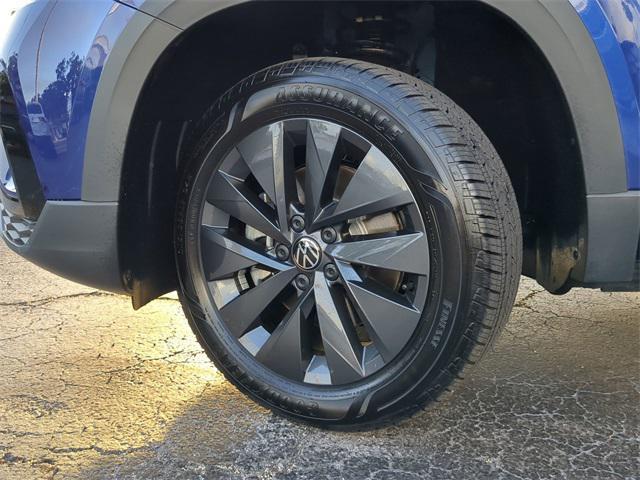 Photo of 2024 Dusk Blue Metallic Volkswagen Taos
