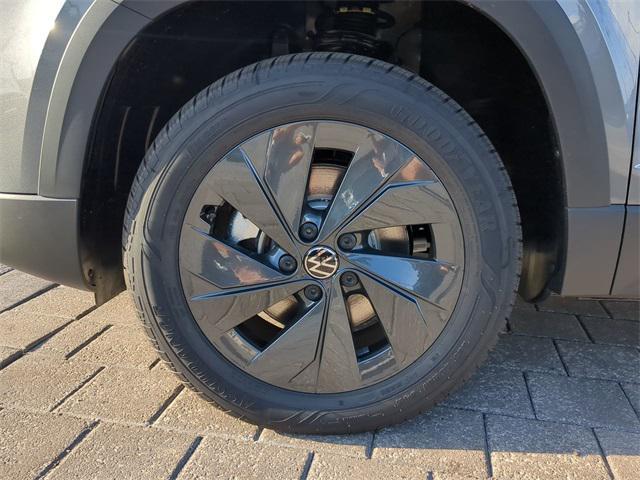 Photo of 2025 Platinum Gray Metallic Volkswagen Taos