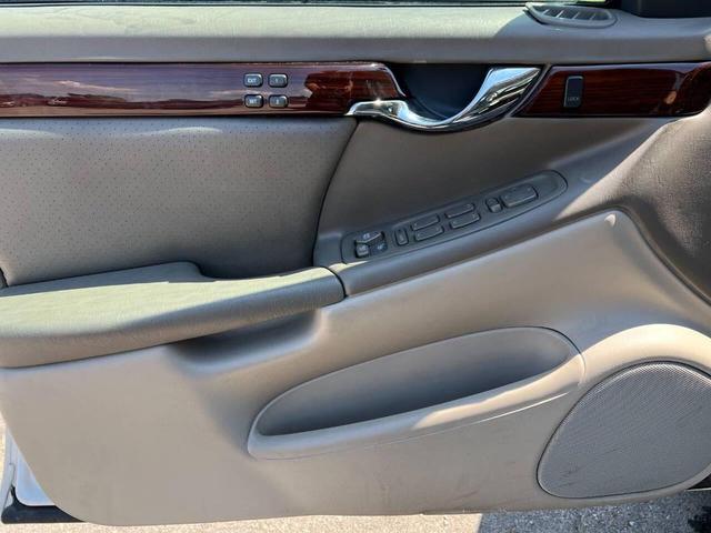 Photo of 2000 White Diamond Cadillac DeVille