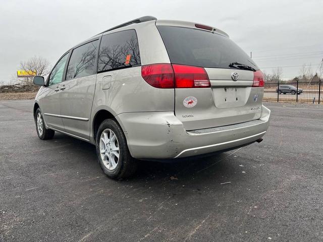 Photo of 2005 Silver Shadow Pearl Toyota Sienna