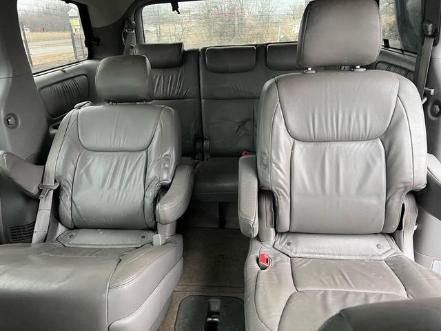 Photo of 2005 Silver Shadow Pearl Toyota Sienna