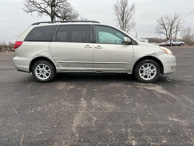 Photo of 2005 Silver Shadow Pearl Toyota Sienna