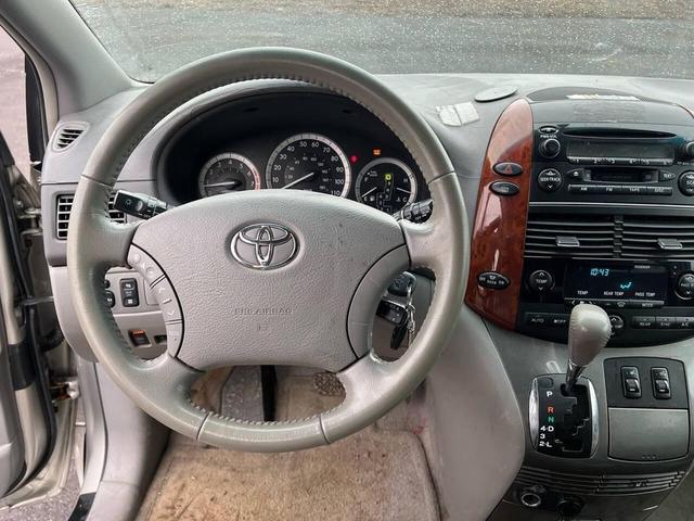 Photo of 2005 Silver Shadow Pearl Toyota Sienna