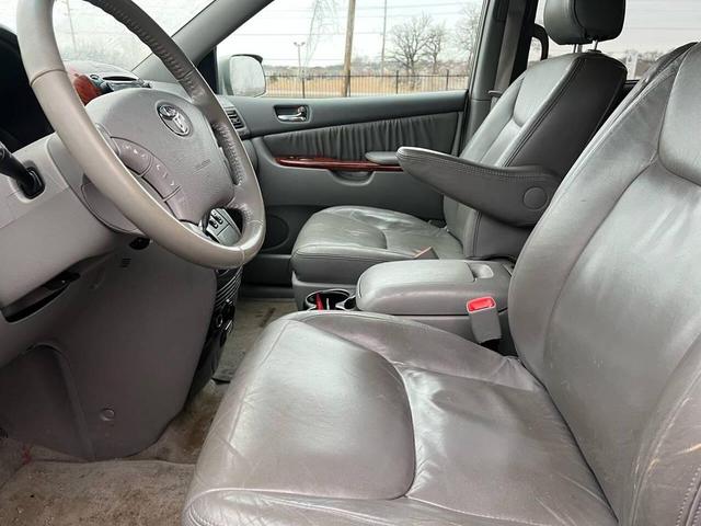 Photo of 2005 Silver Shadow Pearl Toyota Sienna