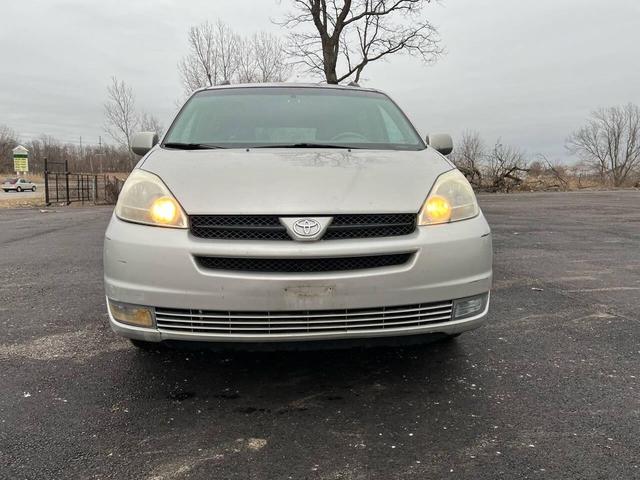Photo of 2005 Silver Shadow Pearl Toyota Sienna