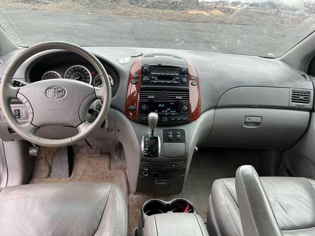 Photo of 2005 Silver Shadow Pearl Toyota Sienna