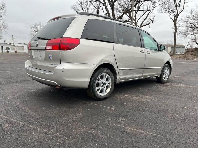 Photo of 2005 Silver Shadow Pearl Toyota Sienna