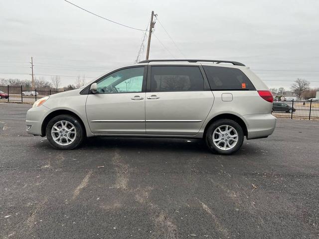 Photo of 2005 Silver Shadow Pearl Toyota Sienna