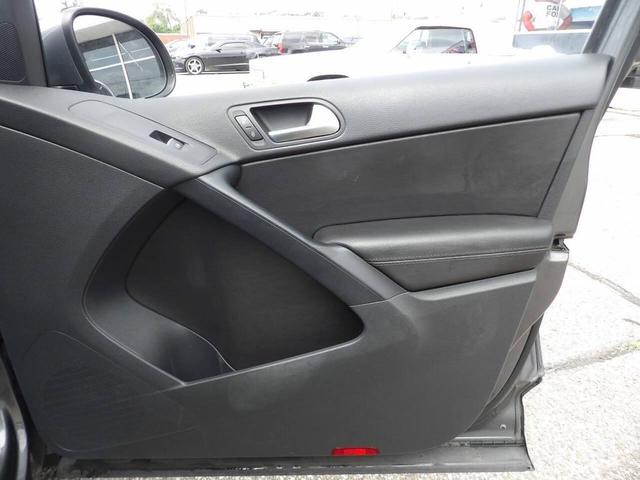 Photo of 2016 Gray Volkswagen Tiguan