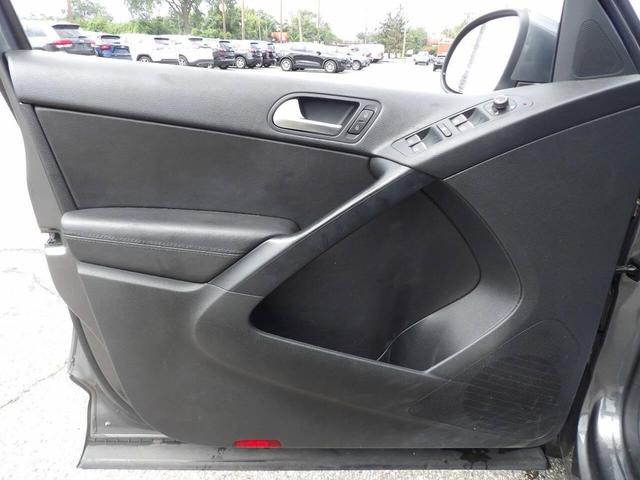 Photo of 2016 Gray Volkswagen Tiguan