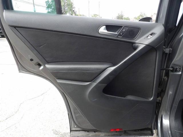 Photo of 2016 Gray Volkswagen Tiguan