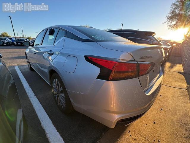 Photo of 2023 Brilliant Silver Metallic Nissan Altima