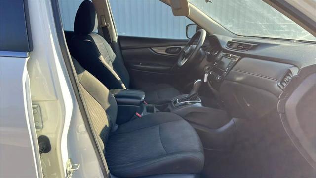 Photo of 2020 Glacier White Nissan Rogue
