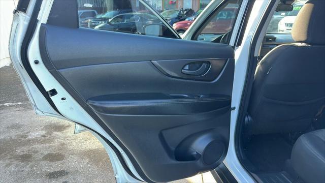 Photo of 2020 Glacier White Nissan Rogue