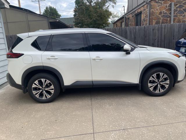 Photo of 2021 Pearl White Tricoat Nissan Rogue