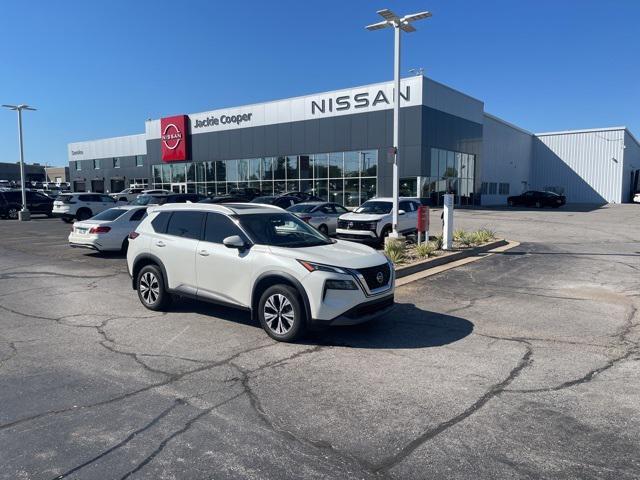 Photo of 2021 Pearl White Tricoat Nissan Rogue