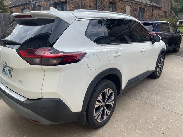 Photo of 2021 Pearl White Tricoat Nissan Rogue