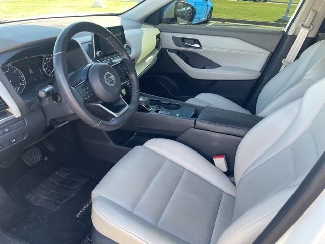 Photo of 2021 Pearl White Tricoat Nissan Rogue