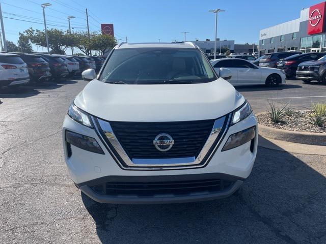 Photo of 2021 Pearl White Tricoat Nissan Rogue