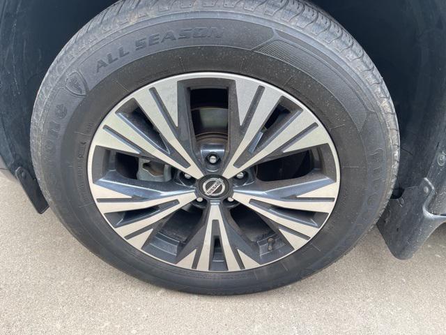 Photo of 2021 Pearl White Tricoat Nissan Rogue