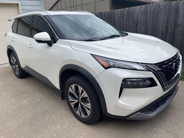 Photo of 2021 Pearl White Tricoat Nissan Rogue