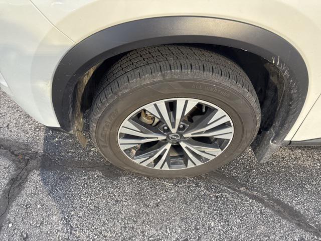 Photo of 2023 Pearl White Tricoat Nissan Rogue