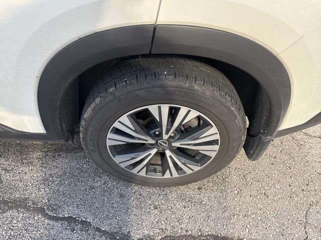 Photo of 2023 Pearl White Tricoat Nissan Rogue