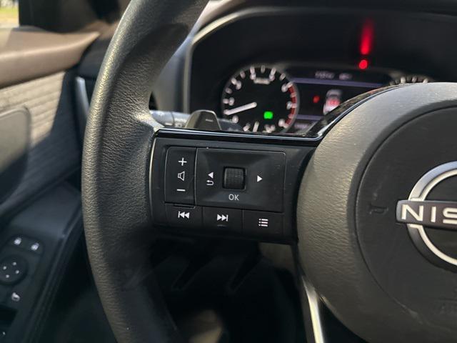 Photo of 2023 Pearl White Tricoat Nissan Rogue