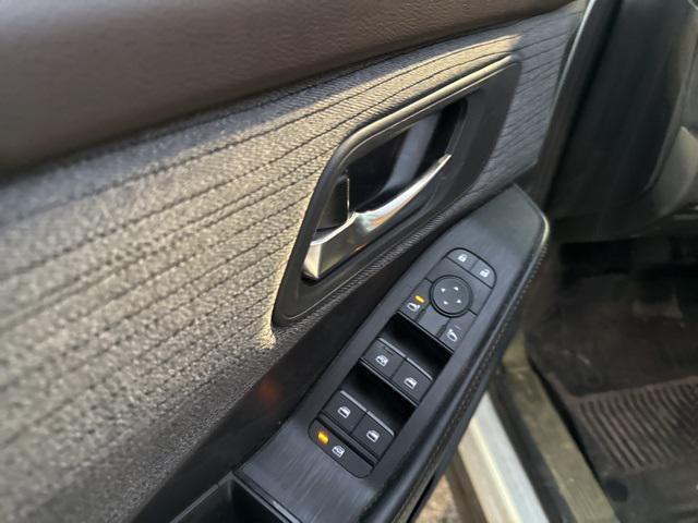Photo of 2023 Pearl White Tricoat Nissan Rogue
