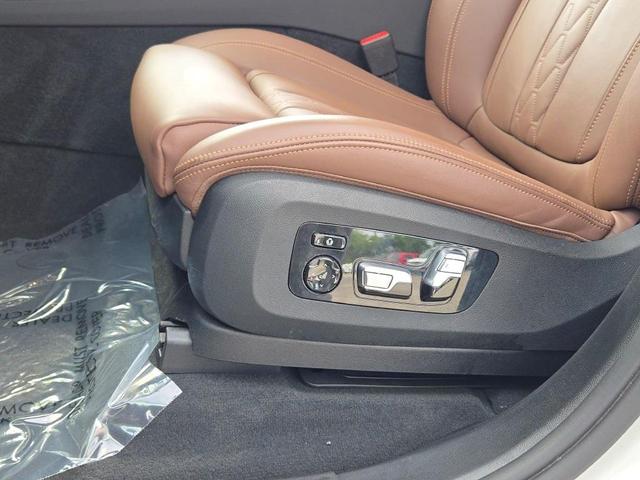 Photo of 2022 Mineral White Metallic BMW X7