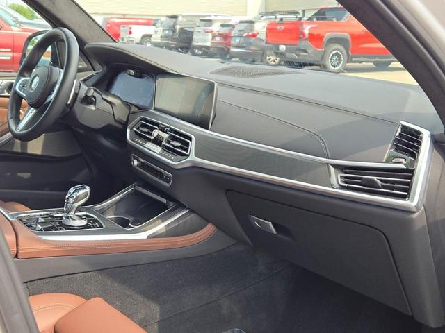 Photo of 2022 Mineral White Metallic BMW X7